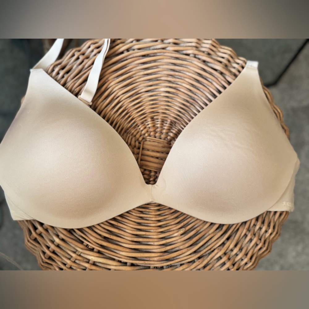 Skims wireless push-up bra 36C